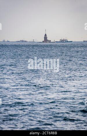 Maidens Tower (auch bekannt als Leanders Tower, Kız Kulesi) in der Bosporus-Straße bei Sonnenuntergang, Istanbul, Türkei, Osteuropa Stockfoto