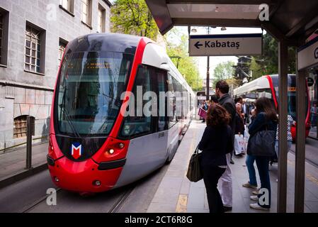 Straßenbahn am Bahnhof Gulhane der Linie T1 des öffentlichen Nahverkehrssystems der U-Bahn in Istanbul, Türkei, Osteuropa Stockfoto