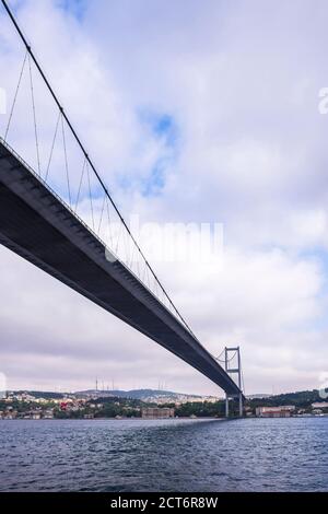 Hängebrücke über den Bosporus, der Istanbul in Europa und Istanbul in Asien, der Türkei und Osteuropa verbindet Stockfoto