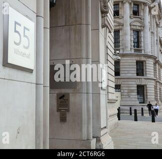 Nahaufnahme des Eingangs des Department of International Trade in der Nr. 55 Whitehall London. Stockfoto