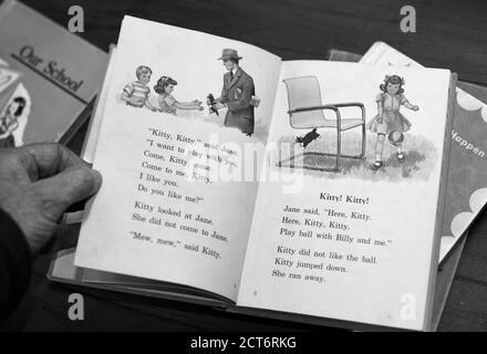 Ein Vintage-Kinderbuch der 1950er Jahre zum Verkauf in einem Antiquitätengeschäft in Santa Fe, New Mexico. Stockfoto