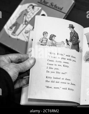 Ein Vintage-Kinderbuch der 1950er Jahre zum Verkauf in einem Antiquitätengeschäft in Santa Fe, New Mexico. Stockfoto