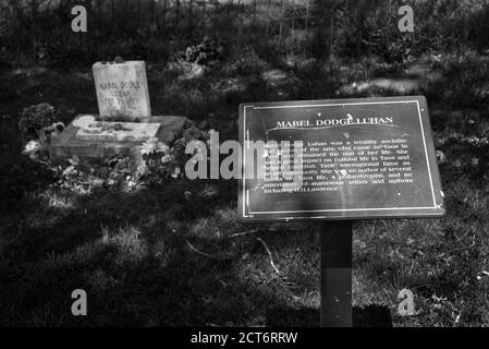 Die Taos, New Mexico, Grab von Mabel Dodge Luhan, ein wohlhabender Patron der Künste mit der Taos Kunstkolonie verbunden. Stockfoto