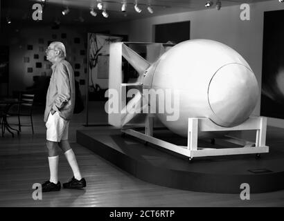 Ein Tourist geht an einer lebensgroßen Holznachbildung der Atombombe "Fat man" vorbei, die im New Mexico History Museum auf Nagasaki, Japan, abgeworfen wurde. Stockfoto