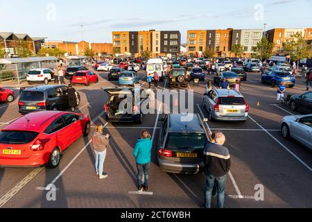 Eine Fahrt in der Kirche, die den Covid 19-Beschränkungen entspricht, an einem Sonntagabend auf dem Parkplatz von Sainsburys in Gloucester Quays, Gloucester UK Stockfoto