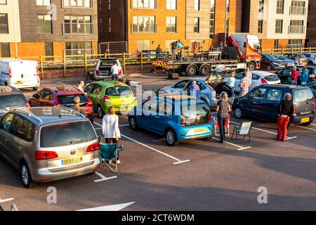 Eine Fahrt in der Kirche, die den Covid 19-Beschränkungen entspricht, an einem Sonntagabend auf dem Parkplatz von Sainsburys in Gloucester Quays, Gloucester UK Stockfoto