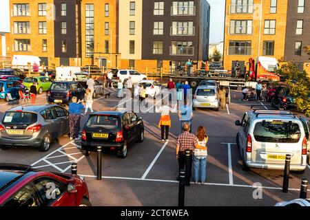 Eine Fahrt in der Kirche, die den Covid 19-Beschränkungen entspricht, an einem Sonntagabend auf dem Parkplatz von Sainsburys in Gloucester Quays, Gloucester UK Stockfoto