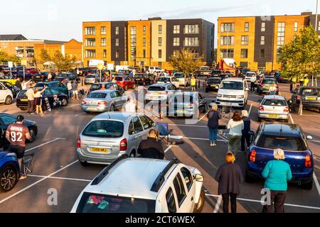 Eine Fahrt in der Kirche, die den Covid 19-Beschränkungen entspricht, an einem Sonntagabend auf dem Parkplatz von Sainsburys in Gloucester Quays, Gloucester UK Stockfoto