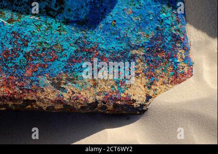 Verwitterte blaue schuppige Farbe auf alten Metallboot Rumpf Wrack, Nord norfolk, england Stockfoto