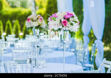 Hochzeitsdekor Idee. Ein Blumenstrauß schmückt die festliche Tafel Stockfoto