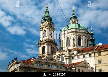 Glockenturm und Kuppel der Kirche St. Nikolaus, kleines Viertel, Prag, Tschechische Republik Stockfoto