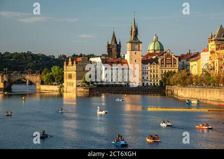 Blick auf die Gebäude an der Ostseite der Charles Brücke und Segler auf der Vltava (Moldau), Fluss, Altstadt, Prag, Tschechische Republik Stockfoto