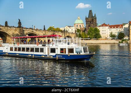 Bootstour auf der Moldau und der Karlsbrücke, Prag, Tschechische Republik Stockfoto