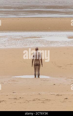 Kunstinstallation Another Place von Sir Antony Gormley in der Mariners Road, Crosby Beach, Liverpool, Merseyside L23 6SX: Phillip Roberts Stockfoto