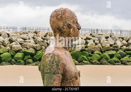 Kunstinstallation Another Place von Sir Antony Gormley in der Mariners Road, Crosby Beach, Liverpool, Merseyside L23 6SX: Phillip Roberts Stockfoto