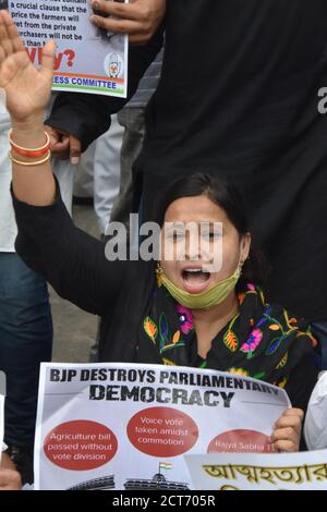 Kalkutta, Indien. September 2020. Die Aktivisten des Westbengalen Pradesh Jugendkongresses protestieren vor dem Raj Bhavan gegen die Bauern im Handel und Handel (Förderung und Erleichterung) und die Bauern im Abkommen über Preissicherung und landwirtschaftliche Dienstleistungen (Empowerment und Schutz) Gesetzentwürfe 2020, Das wurde am 17. Und 20. September von der Lok Sabha und Rajya Sabha jeweils übergeben. (Foto von Biswarup Ganguly/Pacific Press/Sipa USA) Quelle: SIPA USA/Alamy Live News Stockfoto