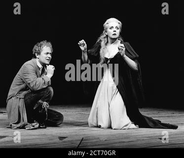 Michael Pennington (Hamlet), Barbara Leigh-Hunt (Gertrude) in HAMLET von Shakespeare an der Royal Shakespeare Company (RSC), Royal Shakespeare Theatre, Stratford-upon-Avon 1981 Design: Ralph Koltai Beleuchtung: Mark Pritchard Regie: John Barton (c) Donald Cooper/PhotoStage photos@photostage.co.uk Ref/BW-P-400-4 Stockfoto