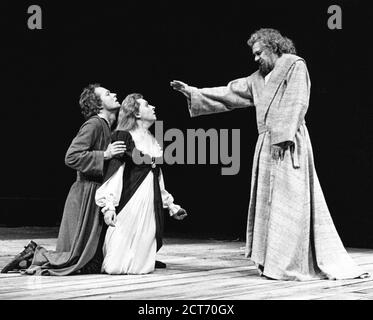 Michael Pennington (Hamlet), Barbara Leigh-Hunt (Gertrude), Raymond Westwell (Ghost of Hamlet's Father) in HAMLET von Shakespeare in der Royal Shakespeare Company (RSC), Royal Shakespeare Theatre, Stratford-upon-Avon 1981 Design: Ralph Koltai Beleuchtung: Mark Pritchard Regie: John Barton Stockfoto