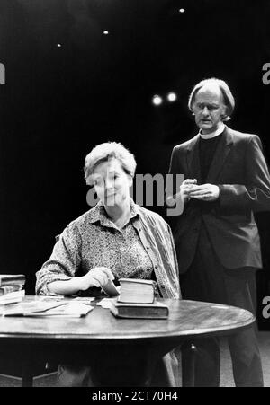 Barbara Leigh-Hunt (Heather Espy), Oliver Ford Davies (Rev Lionel Espy) in RACING DEMON von David Hare im Cottesloe Theatre, National Theatre (NT), London SE1 08/02/1990 Design: Bob Crowley Beleuchtung: Mark Henderson Regie: Richard Eyre Stockfoto