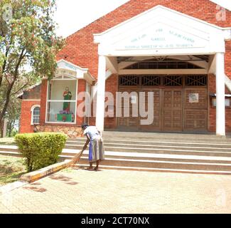 Kampala, Uganda. September 2020. Eine Frau reinigt das Gelände der katholischen Kirche St. Jude in Kampala, Hauptstadt von Uganda, 21. September 2020. Der ugandische Präsident Yoweri Museveni kündigte am Sonntag die Wiedereröffnung von Gotteshäusern mit nicht mehr als 70 Teilnehmern an, inmitten einer kürzlichen Spitze von COVID-19 Fällen. Quelle: Nicholas Kajoba/Xinhua/Alamy Live News Stockfoto