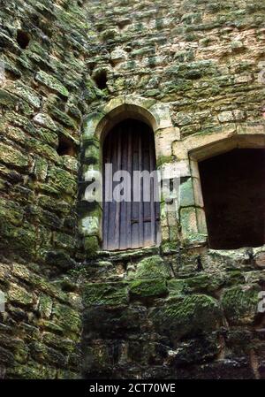 Alte Tür in der Burgmauer Stockfoto