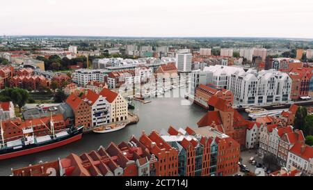 Danzig, Polen, 15.09.2019 - Altstadt und berühmter Kran bei herrlichem Sonnenaufgang. Motlawa River. Hochwertige Fotos Stockfoto