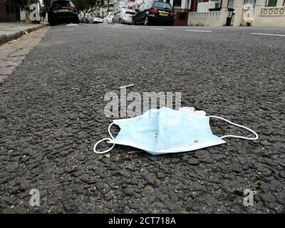 Maske, London, UK - 21/9/2020: Coronavirus covid-19 Einwegmaske in Tottenham London Richtlinien Abstand fallen gelassen, um Ausbreitung Virus zu vermeiden Stockfoto