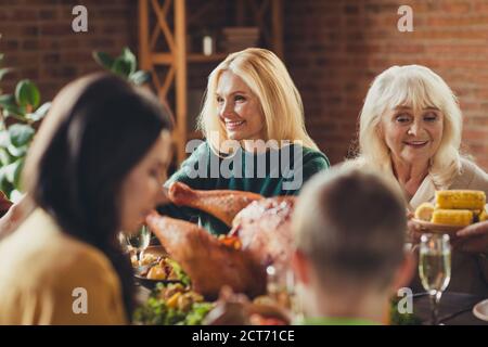 Portrait der großen Familie feiert Dank geben Eat Share gefüllt türkei serviert Abendessen Chat Haus Wohnzimmer drinnen Stockfoto