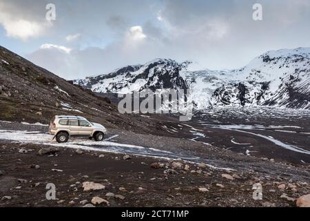 Schwarze Asche Lagune am Fuße des Gígjökul Ausgangs Gletscher Eyjafjallajokull Eiskappe Stockfoto