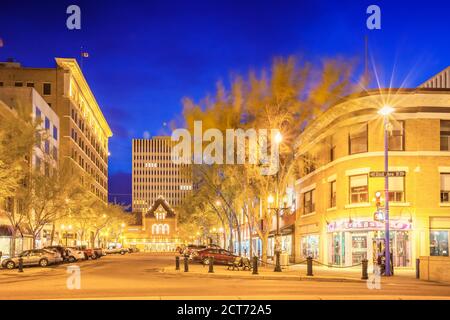 21st Street Einkaufsviertel im zentralen Geschäftsviertel von Downtown Saskatoon Saskatchewan Kanada bei Nacht Stockfoto