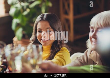 Große freundliche Familie dank Party Dinner Tisch trinken Sekt Wein Kompott kleines Mädchen toasten Wohnzimmer drinnen Stockfoto