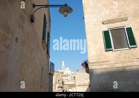 Häuser Fassaden im Vordergrund und der dom von Matera in Hintergrund Stockfoto