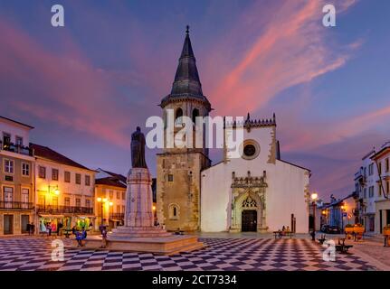 Portugal, die Costa da Prata, das Ribatejo, Tomar, der Hauptplatz, (Praca da República) und die Kirche des heiligen Johannes des Täufers Stockfoto