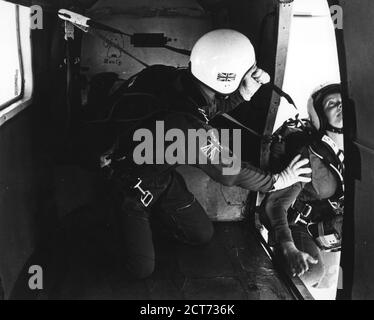 Weibliche Parachutinst Ausstieg Flugzeug Stockfoto