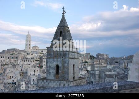 Städtischer landschaftlicher Blick auf UNESCO-Website Sassi von Matera in Das Abendlicht Stockfoto