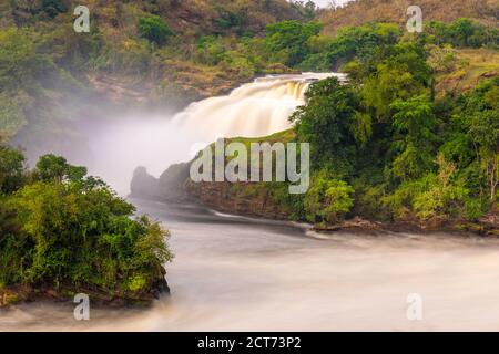 Langzeitbelichtung des Murchison Wasserfalls auf dem Victoria Nil bei Sonnenuntergang, Uganda. Stockfoto