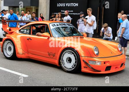 Orangefarbener Porsche. Leute beobachten Supersportwagen, in Sloane Street für Supercar Sunday, Knightsbridge, London, Großbritannien Stockfoto