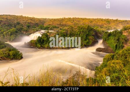 Langzeitbelichtung des Murchison Wasserfalls auf dem Victoria Nil bei Sonnenuntergang, Uganda. Stockfoto