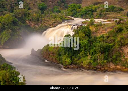 Langzeitbelichtung des Murchison Wasserfalls auf dem Victoria Nil bei Sonnenuntergang, Uganda. Stockfoto