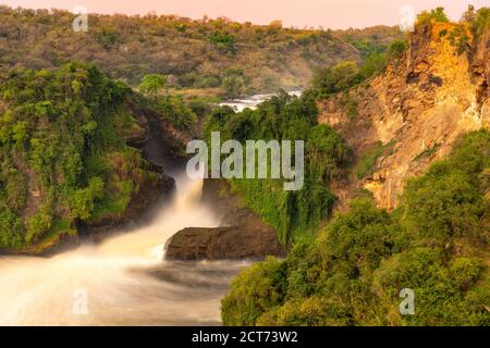 Langzeitbelichtung des Murchison Wasserfalls auf dem Victoria Nil bei Sonnenuntergang, Uganda. Stockfoto