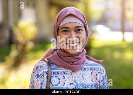 Porträt einer schönen jungen muslimischen Frau in Hijab Stockfoto