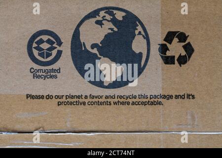 Bitte tun Sie unserem Planeten einen Gefallen und recyceln Sie dieses Paket Und seinen Schutzinhalt, wo akzeptabel - recycelbare Wellpappe Feld Stockfoto
