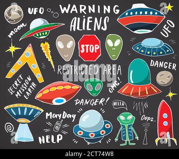 Aliens und UFO handgezeichnete Skizze Set. Cute Cartoon Alien Raumschiffe Doodles und Schriftzug Vektor Illustration auf Kreidetafel Hintergrund. Stock Vektor