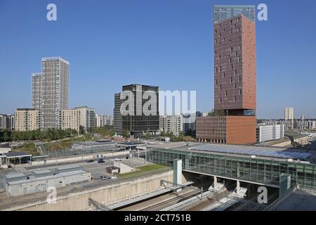 Blick auf den Stratford International Bahnhof im Osten von London, Großbritannien. Zeigt den Manhattan Loft Gardens Tower (rechts) von SOM Architects Stockfoto