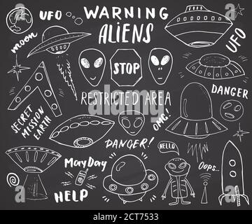 Aliens und UFO handgezeichnete Skizze Set. Cute Cartoon Alien Raumschiffe Doodles und Schriftzug Vektor Illustration auf Kreidetafel Hintergrund. Stock Vektor