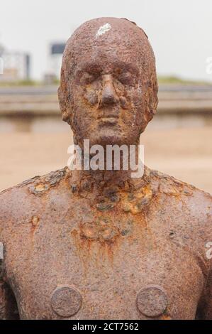 Kunstinstallation Another Place von Sir Antony Gormley in der Mariners Road, Crosby Beach, Liverpool, Merseyside L23 6SX: Phillip Roberts Stockfoto