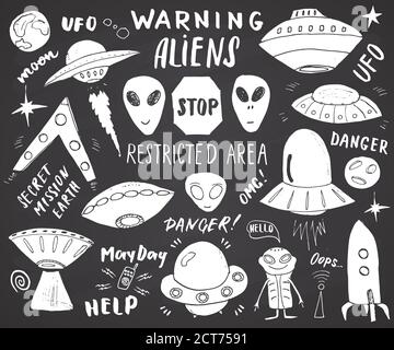 Aliens und UFO handgezeichnete Skizze Set. Cute Cartoon Alien Raumschiffe Doodles und Schriftzug Vektor Illustration auf Kreidetafel Hintergrund. Stock Vektor