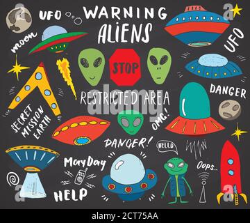 Aliens und UFO handgezeichnete Skizze Set. Cute Cartoon Alien Raumschiffe Doodles und Schriftzug Vektor Illustration auf Kreidetafel Hintergrund. Stock Vektor