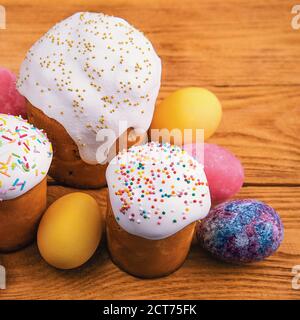 Osterkuchen und Ostereier auf Holzgrund. Frommer Feiertag des hellen Osterfestes. Stockfoto