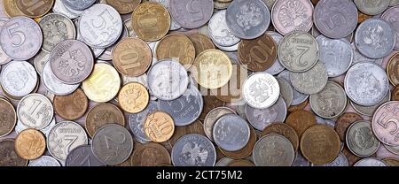 Russische Münzen Geld Rubel und Kopeken. Russische Metallmünzen: 10, 5, 2, 1 Rubel, 50 10 5 Kopeken, Nahaufnahme. Hintergrund der Münzen. Stockfoto